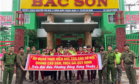 Trường THCS - THPT Bắc Sơn ra quân cùng Công An Phường Đông Hưng Thuận bóc xóa tờ rơi, quảng cáo sai quy định